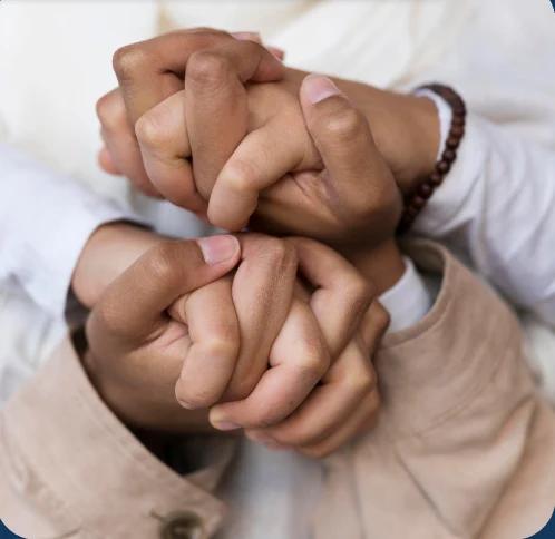 Mãos entrelaçadas
